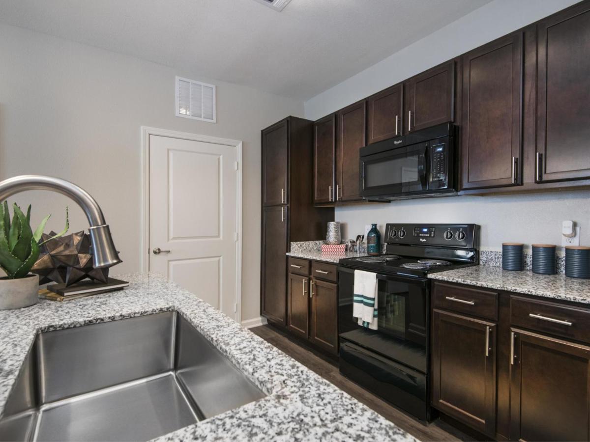 Spacious Furnished Resort Style Apartments Tomball Room photo